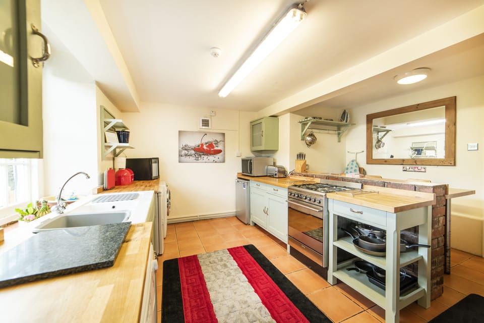 Luxury House | Private kitchen | Oven, dishwasher, electric kettle, toaster