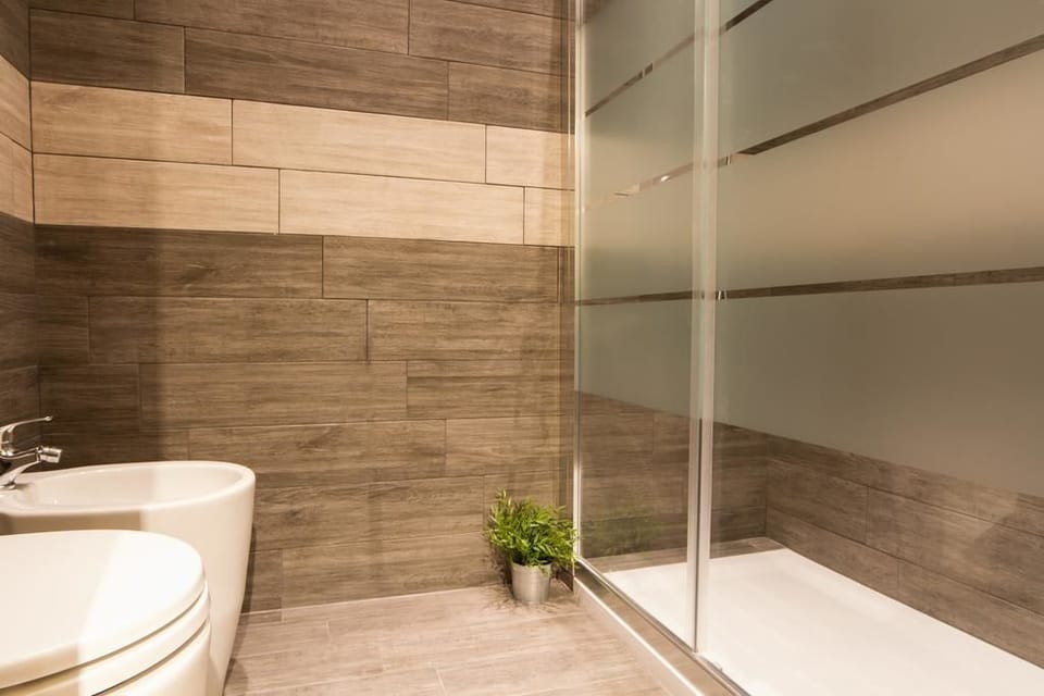 Double Room | Bathroom | Shower, free toiletries, hair dryer, bidet