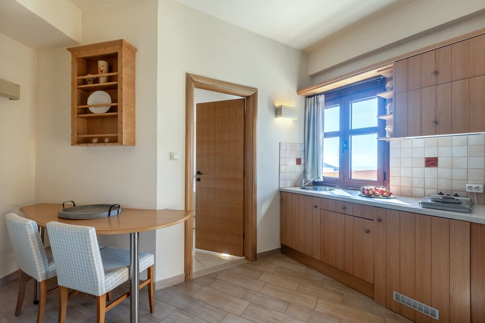 Deluxe Duplex, Jetted Tub | Private kitchen | Fridge, stovetop, electric kettle, cookware/dishes/utensils