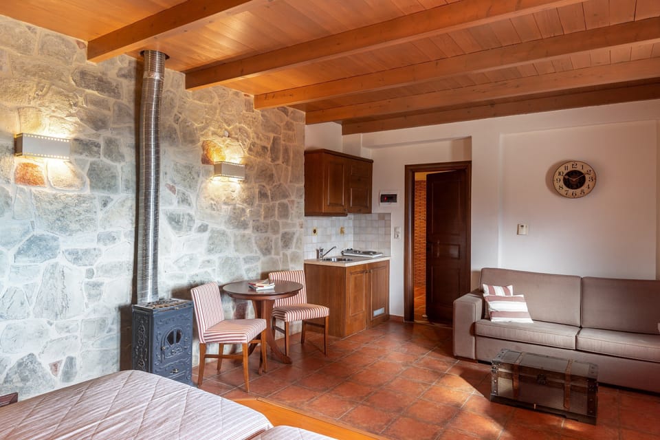 Classic Room, Jetted Tub | Private kitchen | Fridge, stovetop, electric kettle, cookware/dishes/utensils