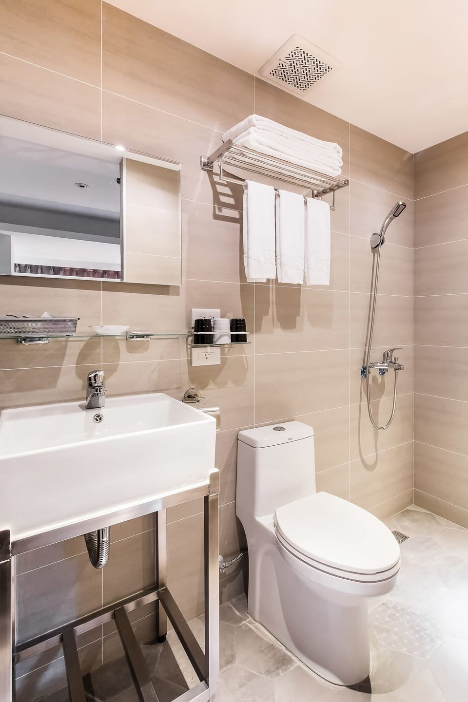 Shower, rainfall showerhead, free toiletries, hair dryer