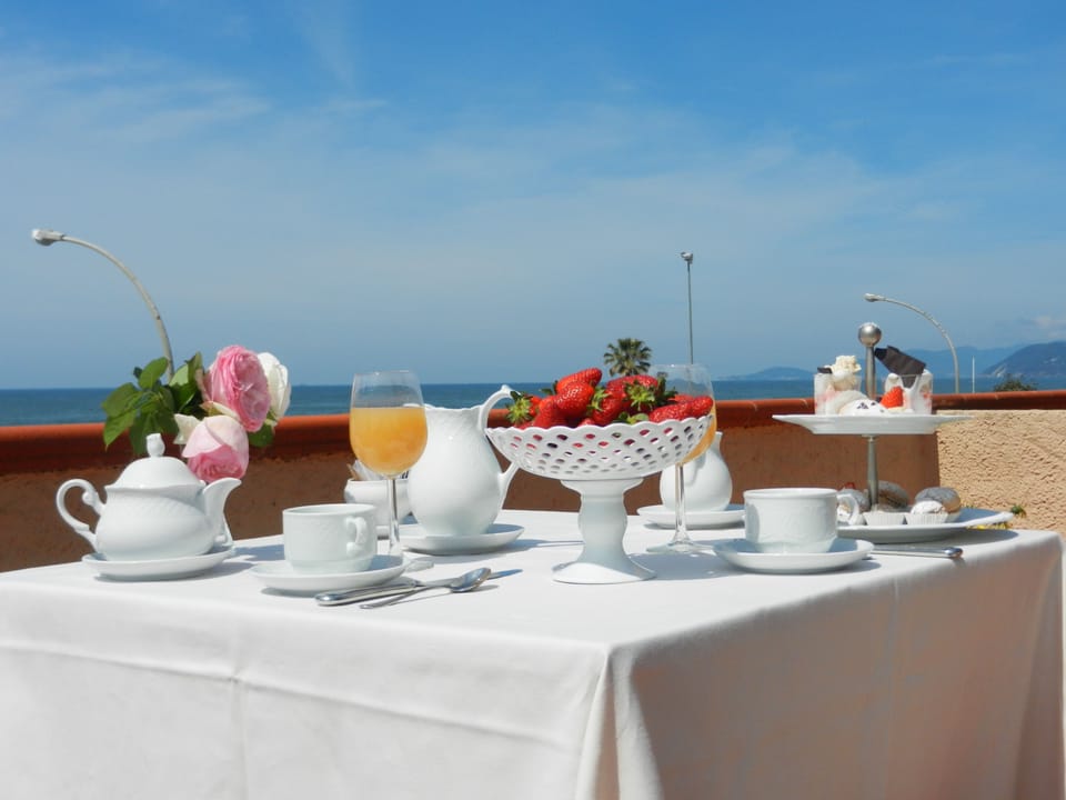 Daily buffet breakfast for a fee