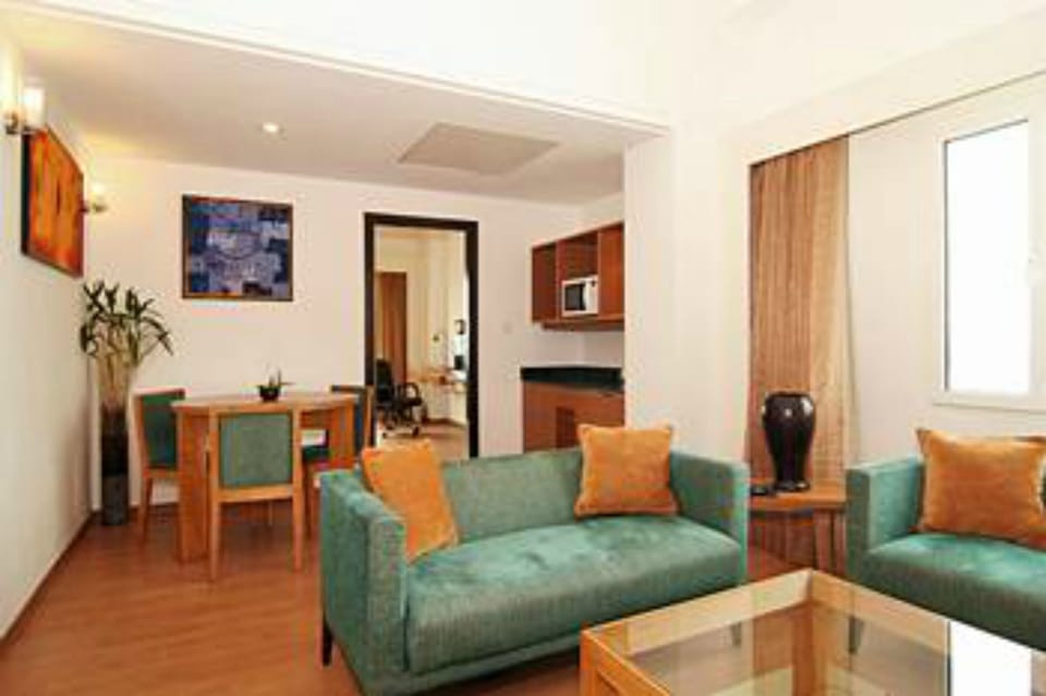 Executive Suite | Living room | 32-inch TV with cable channels, DVD player