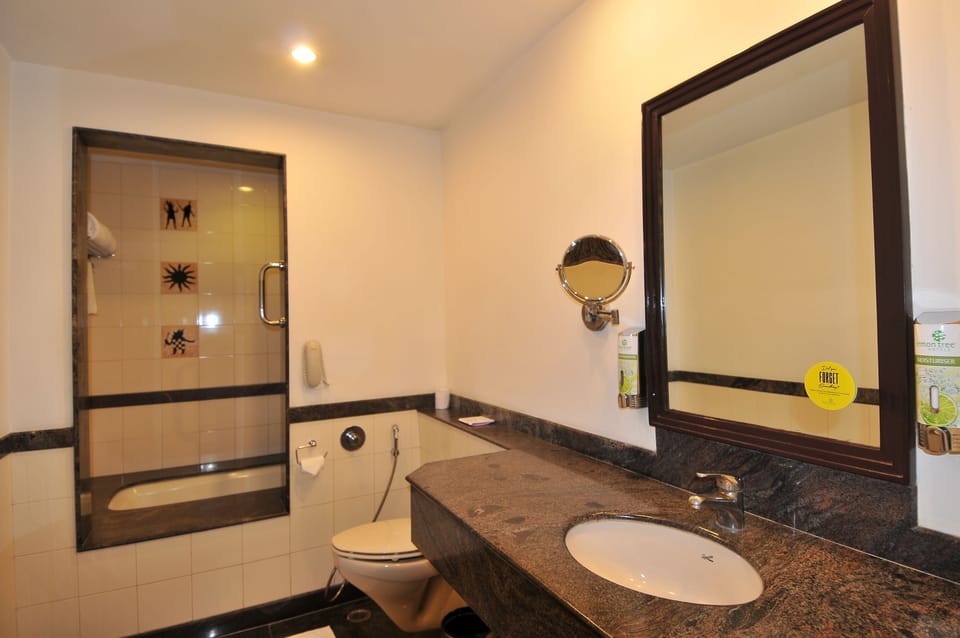Executive Suite | Bathroom | Combined shower/tub, rainfall showerhead, designer toiletries