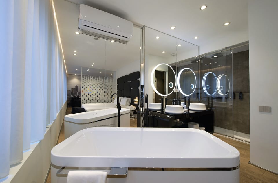 Luxury Suite | Bathroom | Free toiletries, hair dryer, bathrobes, slippers