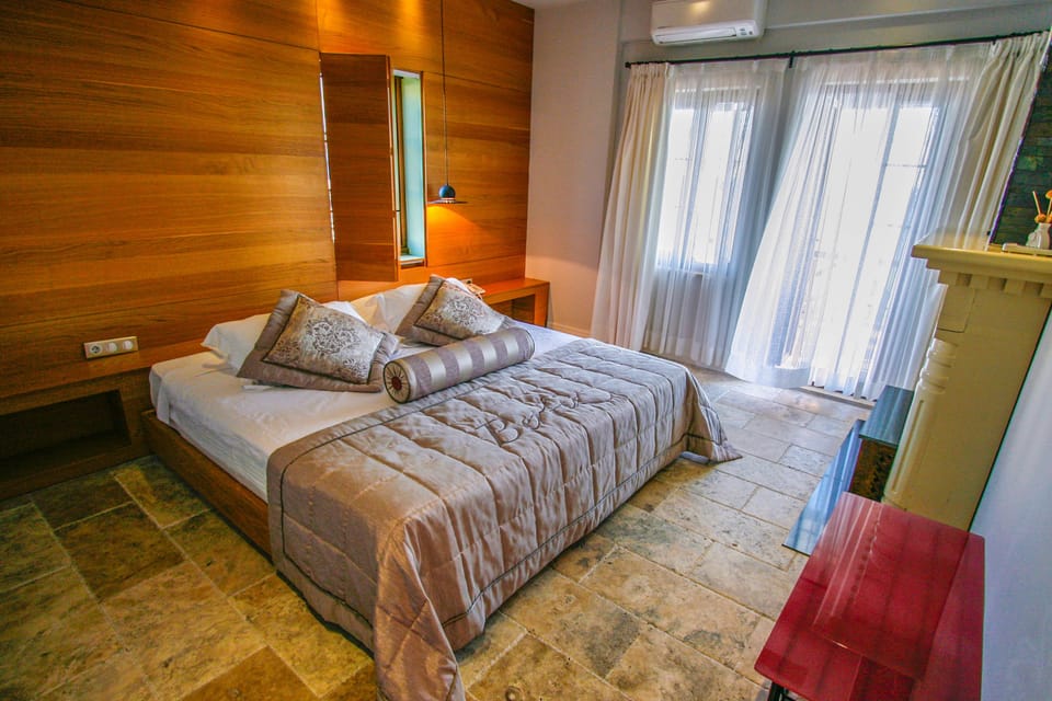Panoramic Suite, 1 King Bed with Sofa bed, Fireplace, Sea View | Premium bedding, pillowtop beds, minibar, in-room safe