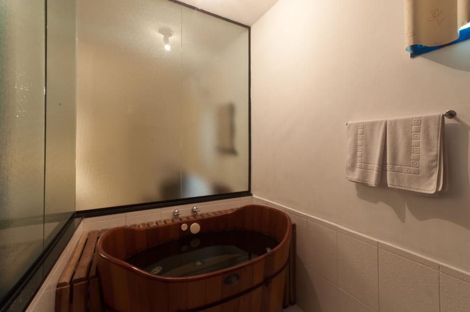 Deluxe Room, Non Smoking, Hot Tub | Bathroom | Shower, free toiletries, hair dryer, towels