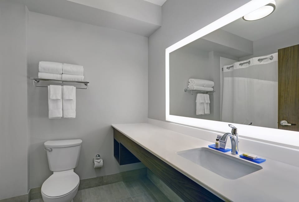 Deep soaking tub, free toiletries, hair dryer, towels