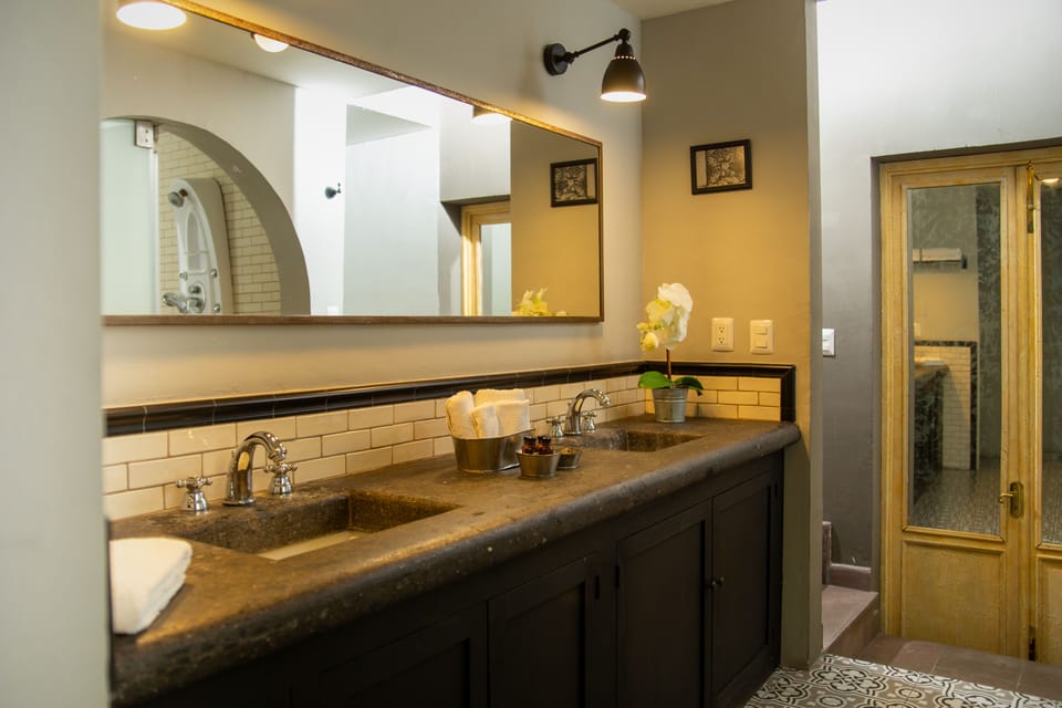 Master Suite | Bathroom | Shower, hydromassage showerhead, free toiletries, hair dryer