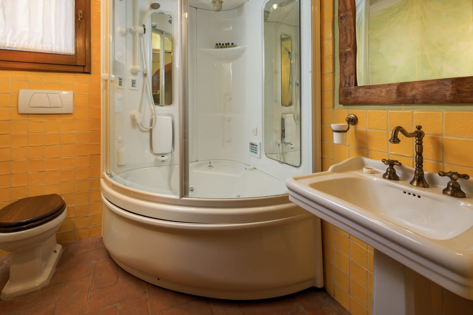 Basic Studio Suite (Le Querce) | Bathroom amenities | Designer toiletries, hair dryer, bathrobes, slippers