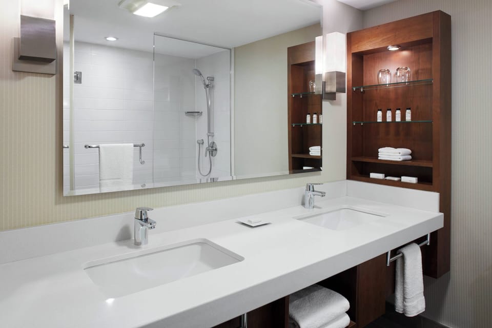Deluxe Room, 1 King Bed, Corner | Bathroom | Shower, hydromassage showerhead, free toiletries, hair dryer
