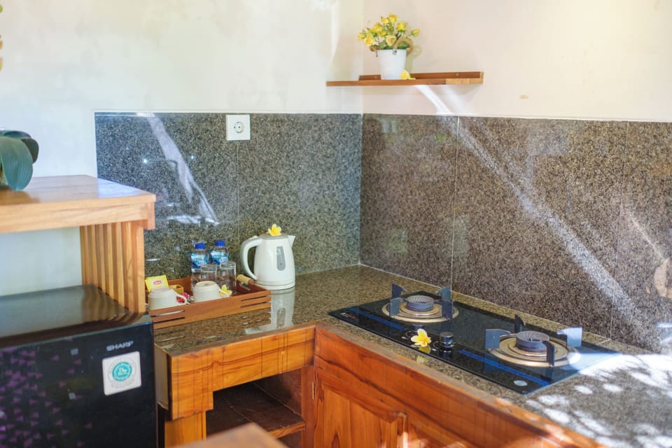 Bungalow, 1 Bedroom | Private kitchen | Mini-fridge, electric kettle