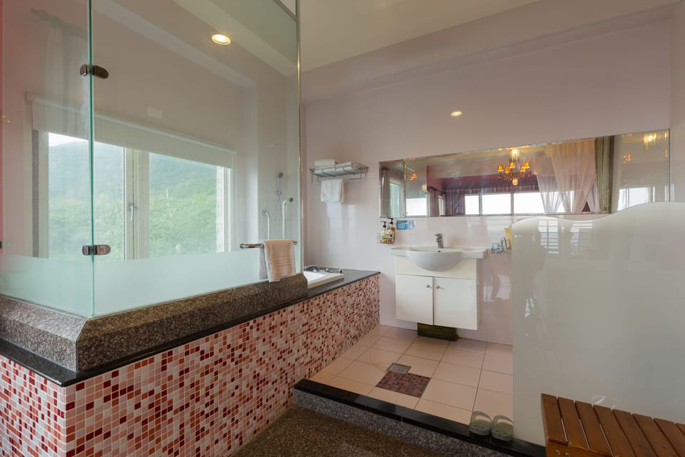 Deluxe Double Room | Bathroom | Hair dryer, slippers, towels, shampoo