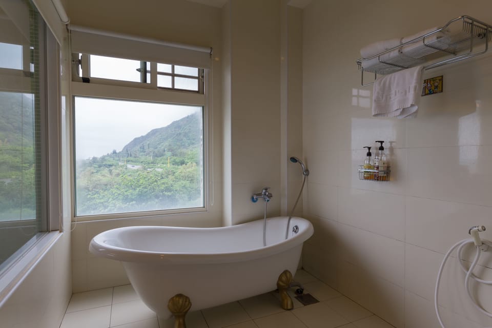 Deluxe Double Room, Ocean View | Bathroom | Hair dryer, slippers, towels, shampoo