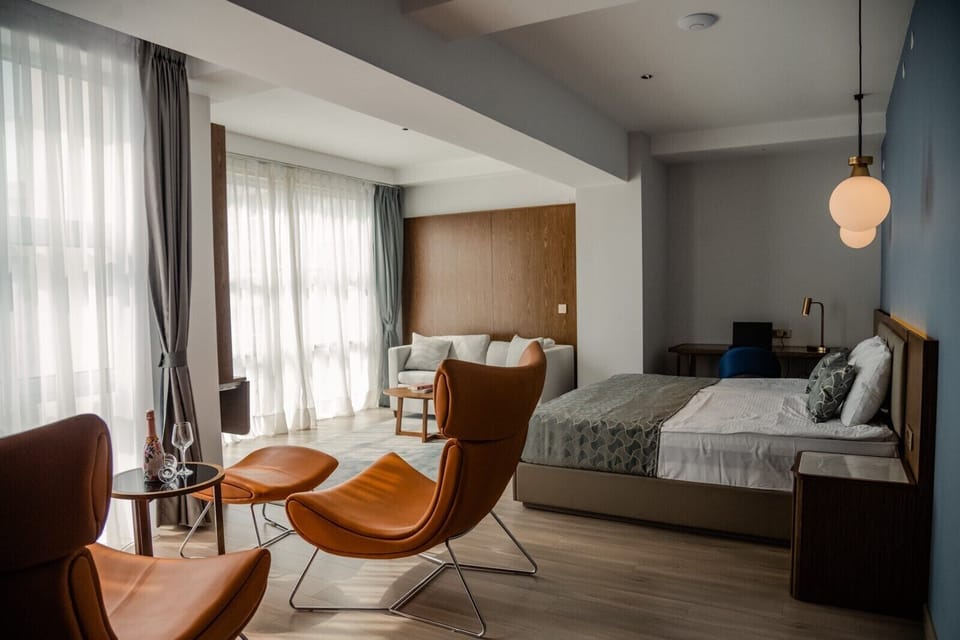Soundproofing, high-speed internet, alarm clocks