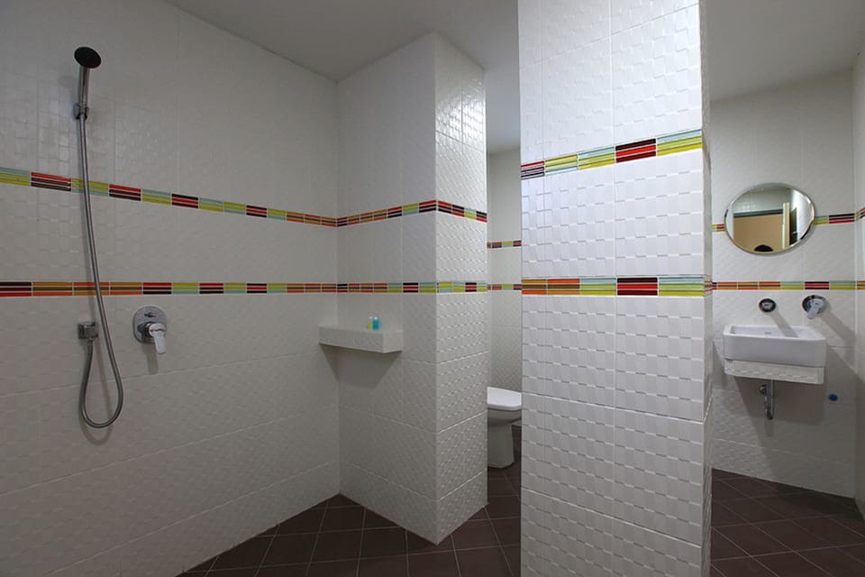 Shower, free toiletries, towels