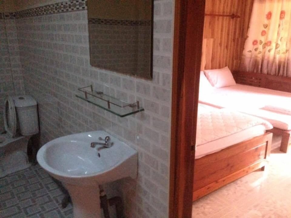 Bungalow, Pool View | Bathroom | Shower, free toiletries, hair dryer, slippers