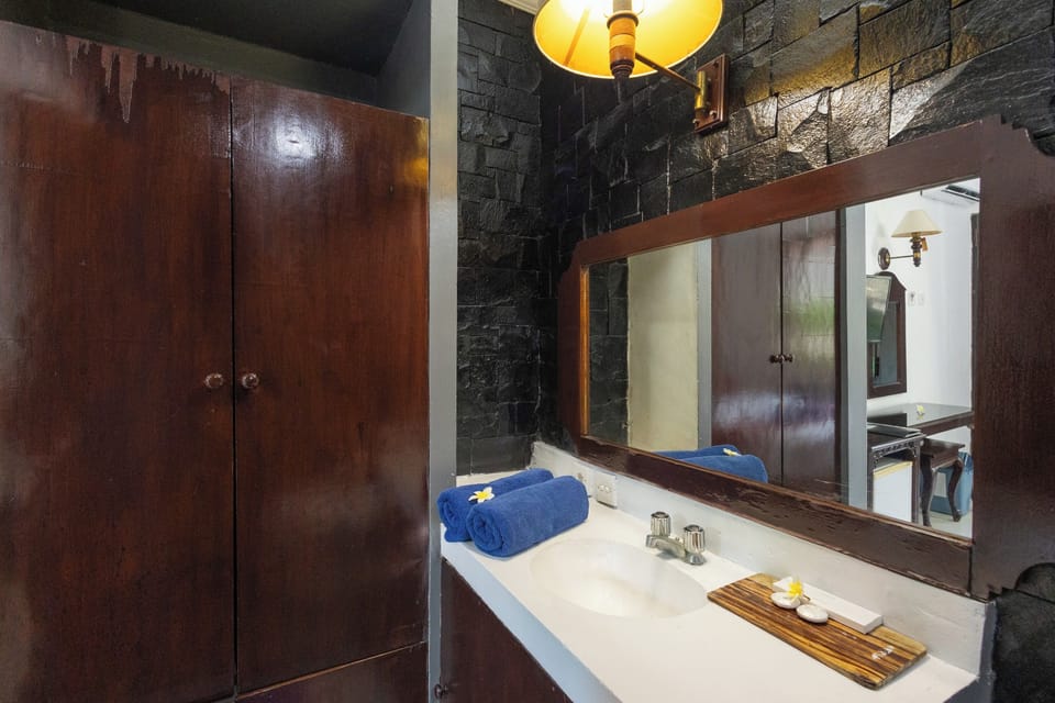 Standard Room | Bathroom | Shower, free toiletries, towels
