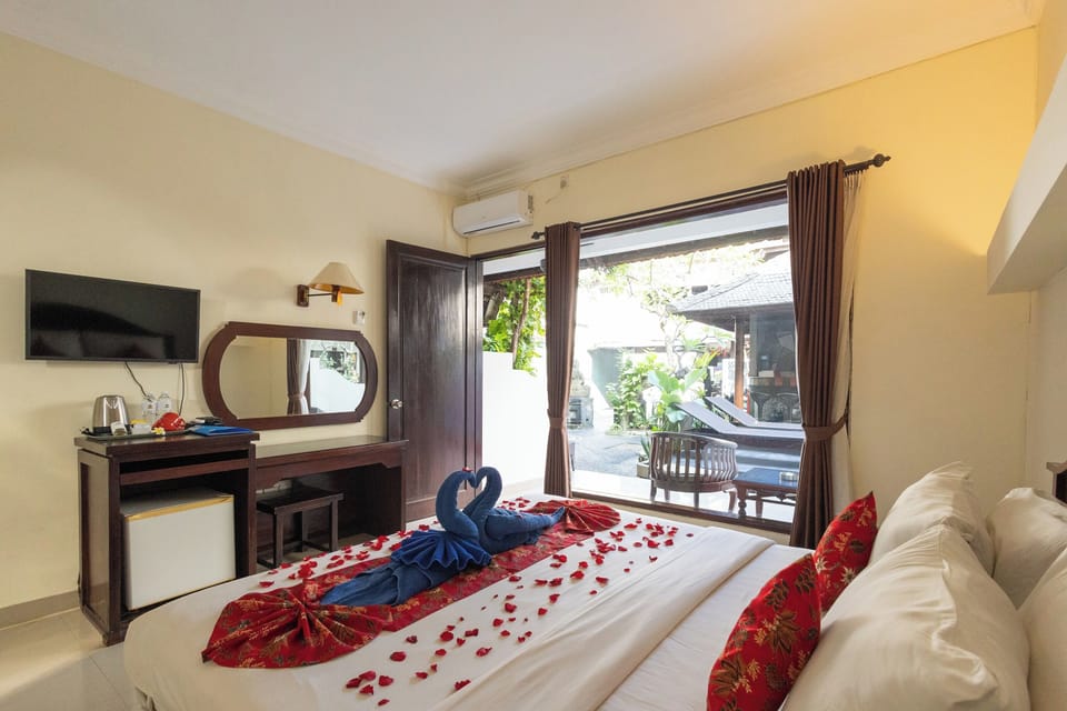 Deluxe Room | Minibar, desk, WiFi (free), bed sheets