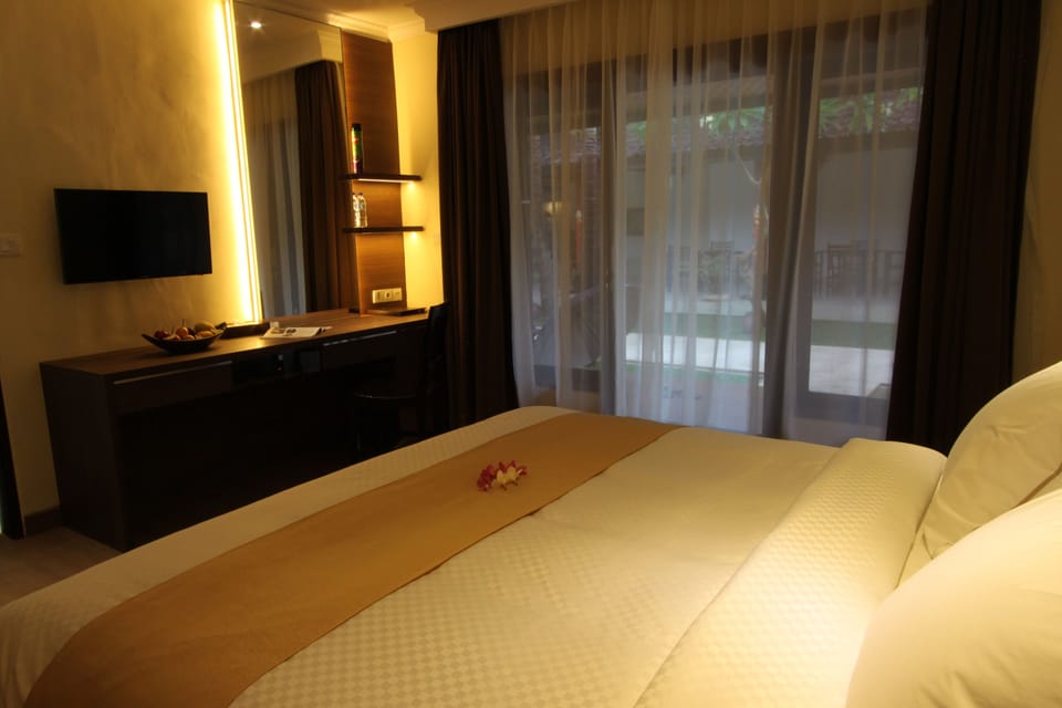 Deluxe Room | Premium bedding, in-room safe, desk, blackout drapes