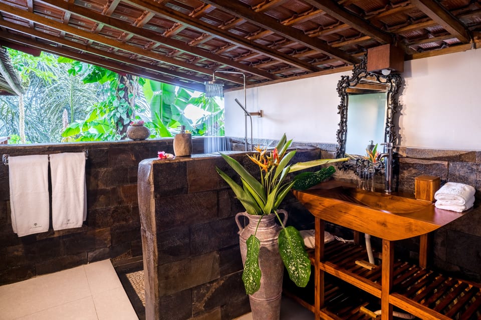 Deluxe Suite, Mountain View | Bathroom | Shower, rainfall showerhead, designer toiletries, hair dryer