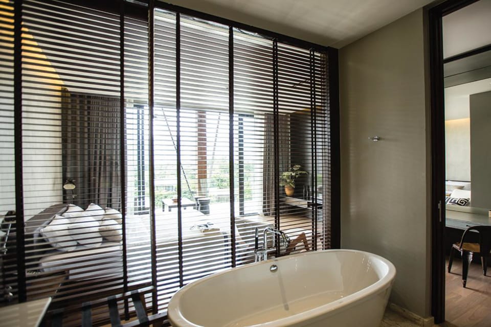 Deep soaking bathtub