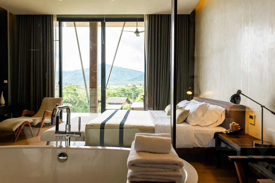 Penthouse Suite | Minibar, in-room safe, desk, blackout drapes