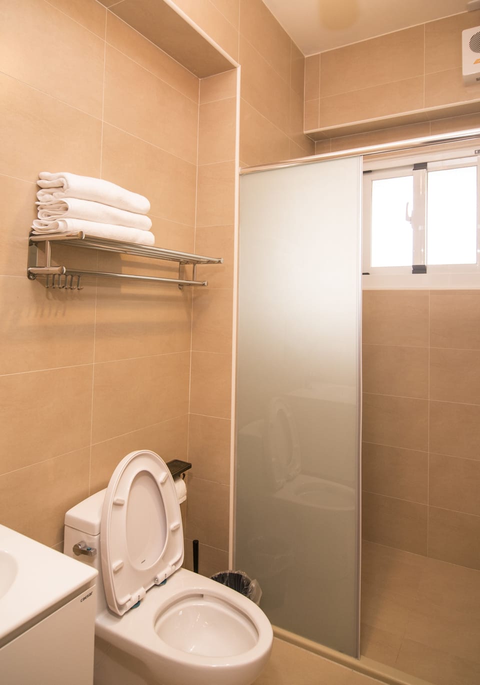Comfort Triple Room, Multiple Beds, Mountain View | Bathroom amenities | Shower, free toiletries, hair dryer, slippers