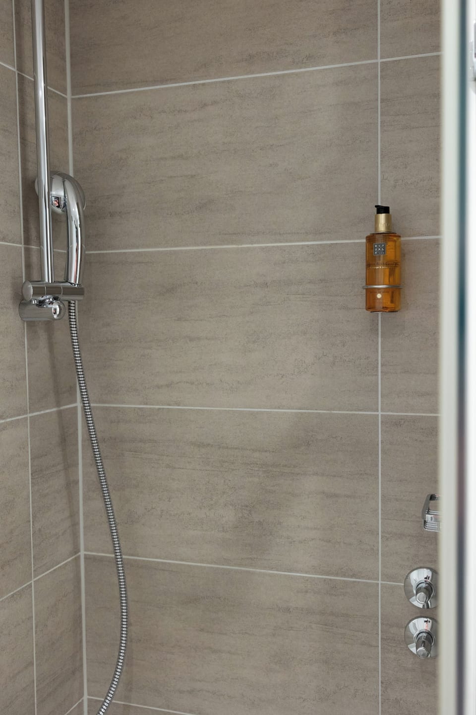 Comfort Double Room | Bathroom | Shower, free toiletries, hair dryer, towels