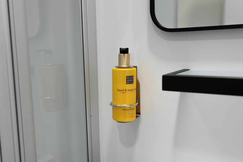 Comfort Single Room | Bathroom | Shower, free toiletries, hair dryer, towels