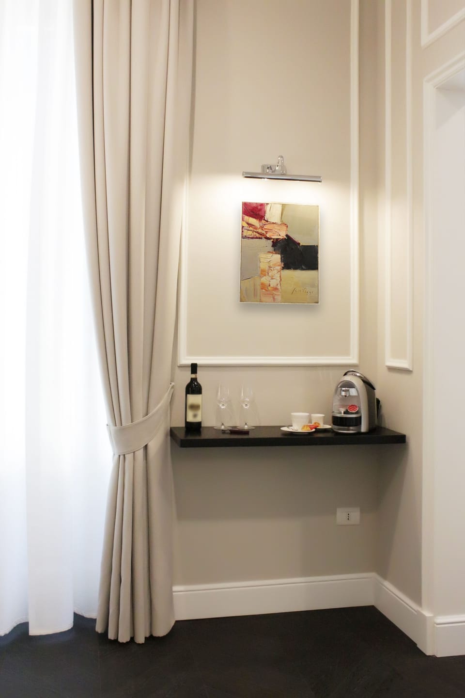 Deluxe Room, 1 Queen Bed | Premium bedding, laptop workspace, soundproofing, iron/ironing board