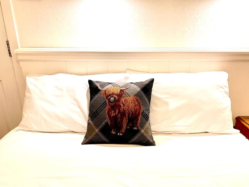 Classic Room, 1 King Bed | Blackout drapes, iron/ironing board, free cribs/infant beds, free WiFi