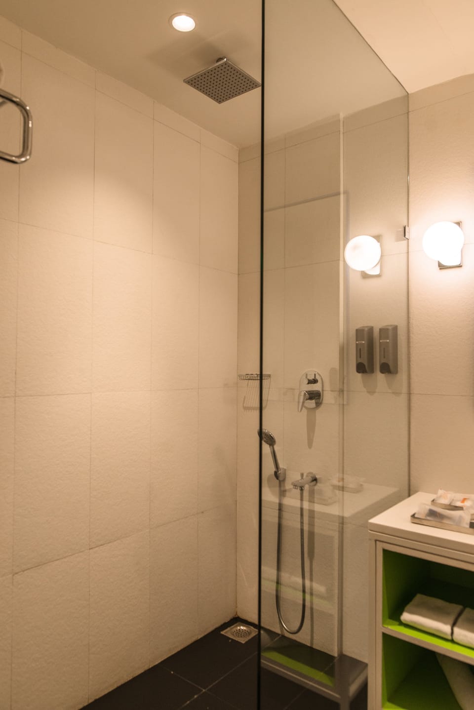 OZONE LUXE | Bathroom | Shower, rainfall showerhead, free toiletries, hair dryer