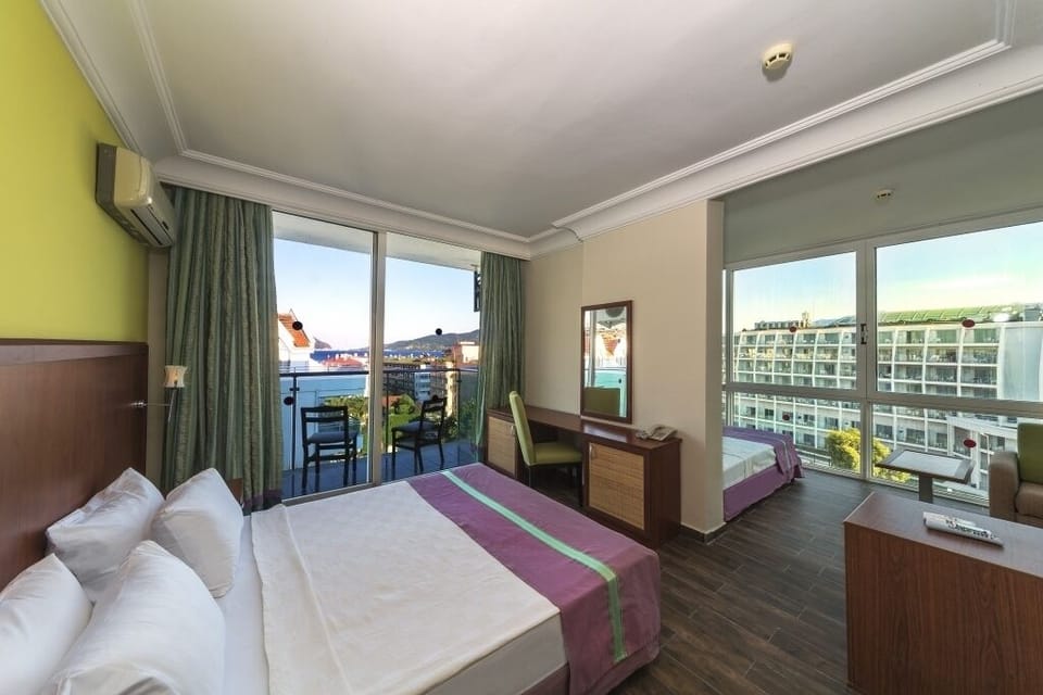 Suite | In-room safe, bed sheets