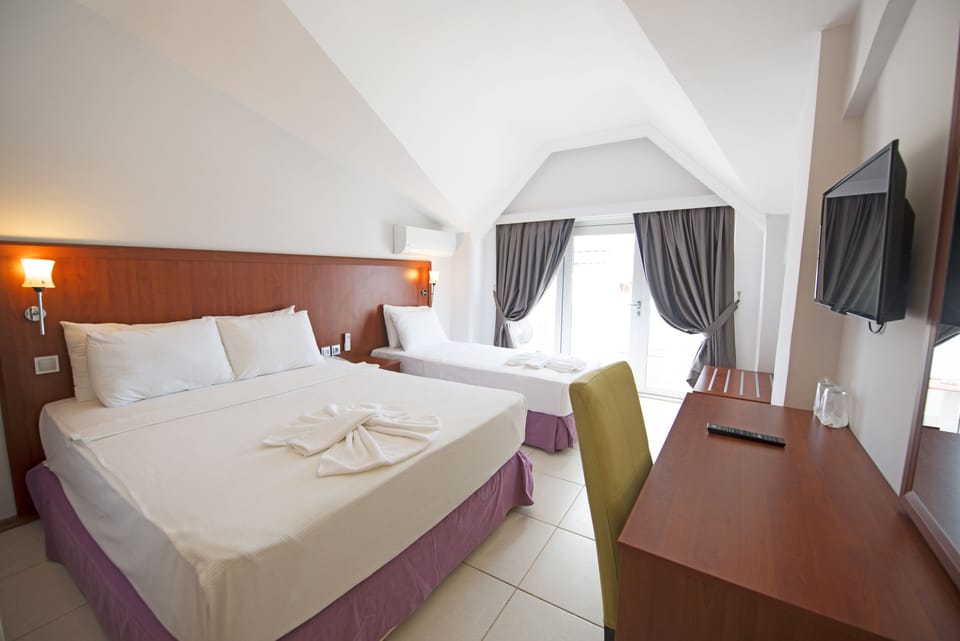 Standard Double or Twin Room | In-room safe, bed sheets
