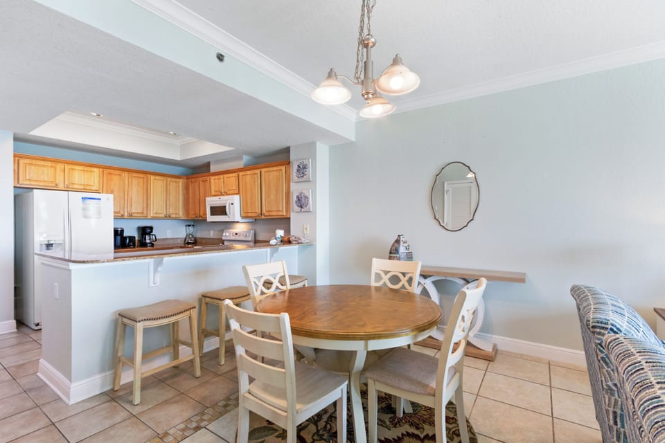 Comfort Condo, 2 Bedrooms, Balcony, Oceanfront | In-room dining