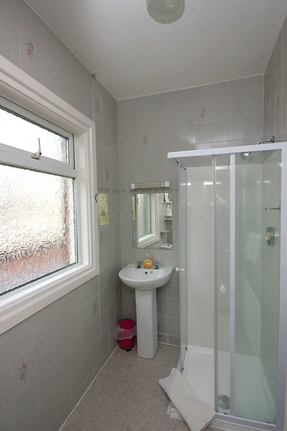 Superior Double Room | Bathroom | Shower, free toiletries, hair dryer, towels