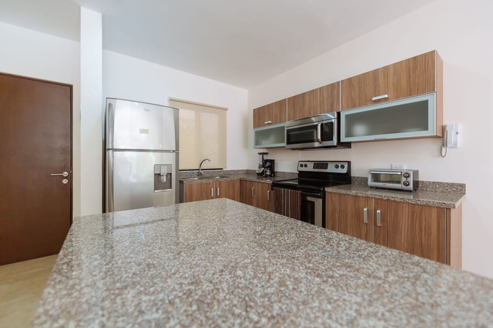 Comfort Condo, 2 Bedrooms, Pool Access, Poolside | Private kitchen | Full-size fridge, microwave, stovetop, coffee/tea maker