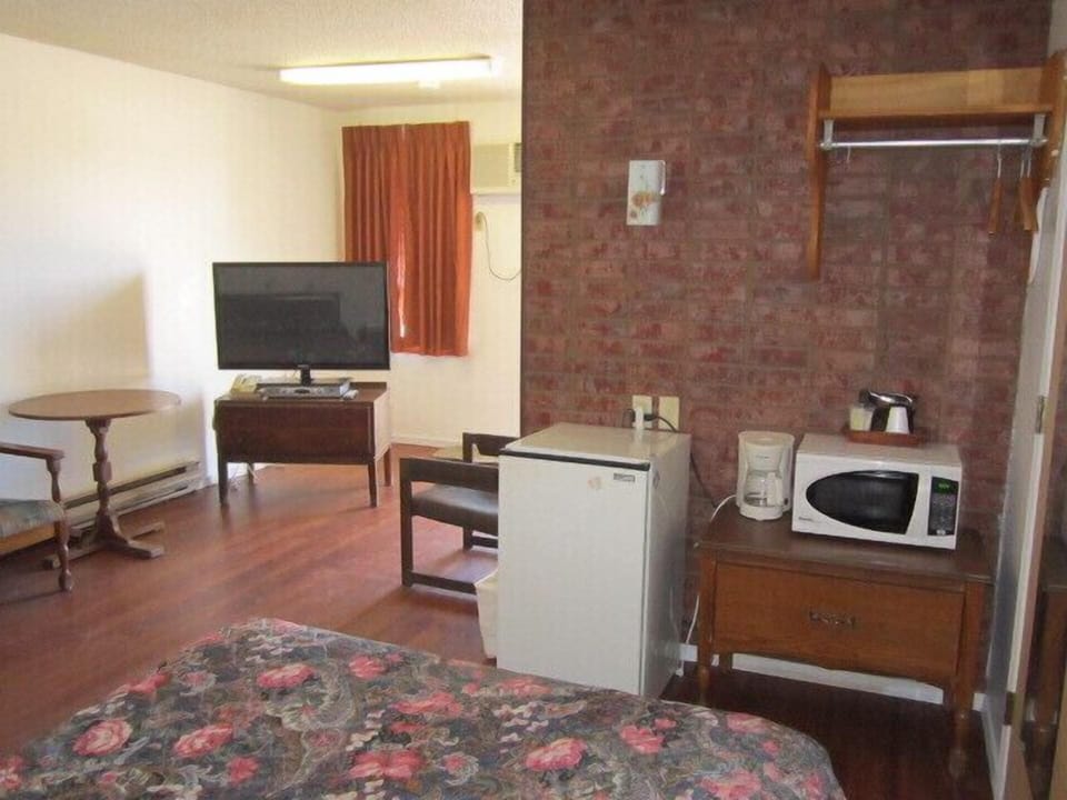 Standard Double Room, 2 Double Beds | Living area | Flat-screen TV