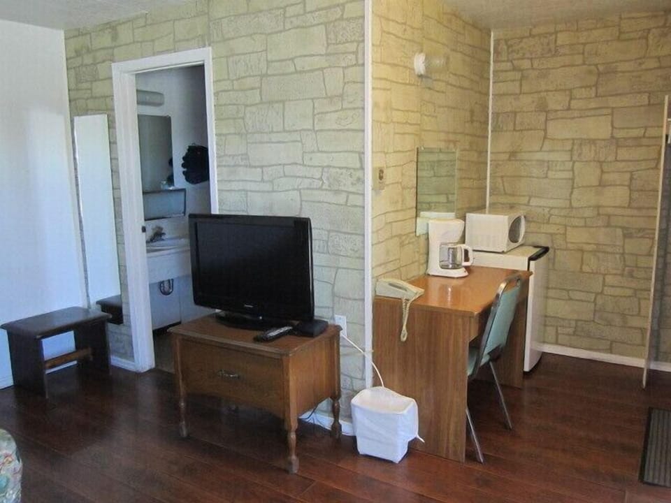 Standard Single Room, 1 Queen Bed | Living area | Flat-screen TV