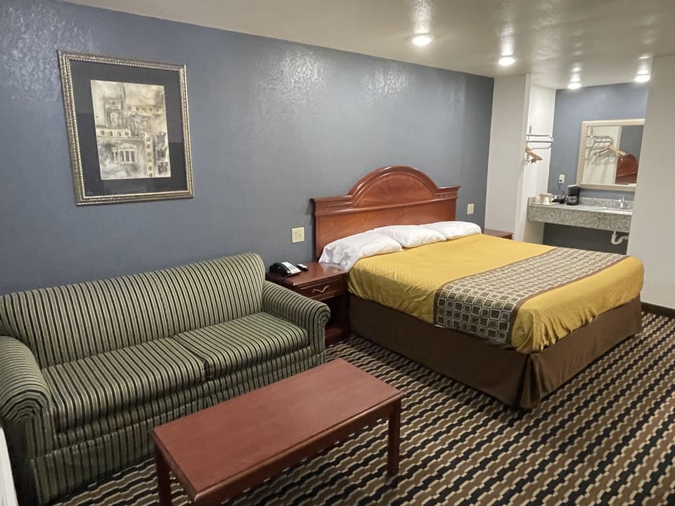 Deluxe Room, 1 King Bed, Non Smoking | Desk, soundproofing, free WiFi, bed sheets