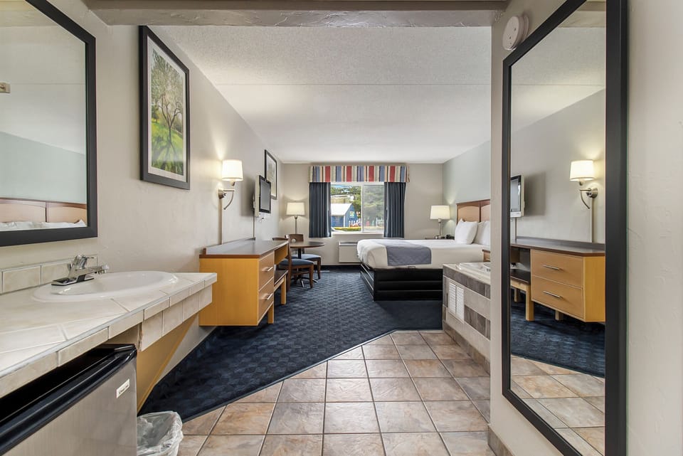 Standard Room, 1 King Bed, Hot Tub | Desk, iron/ironing board, free WiFi, bed sheets