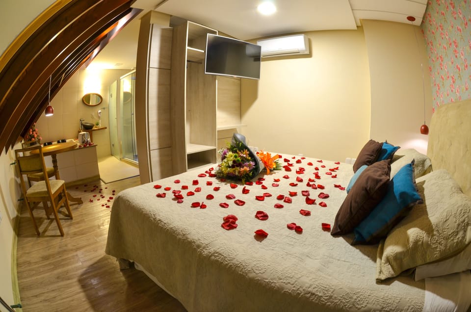Deluxe Suite, Jetted Tub | Minibar, in-room safe, desk, soundproofing