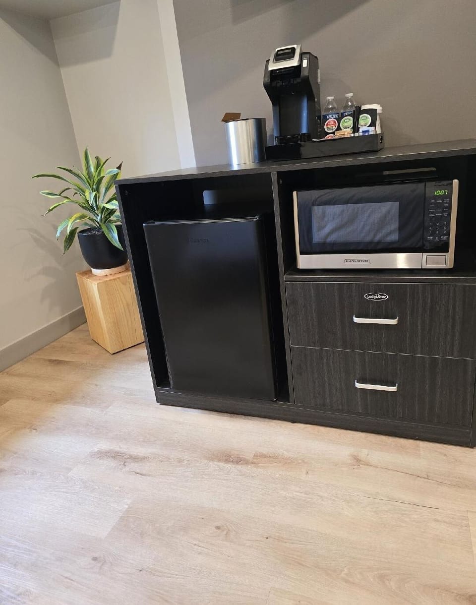 Lodge, 1 King Bed | Bathroom | Shower, free toiletries, towels