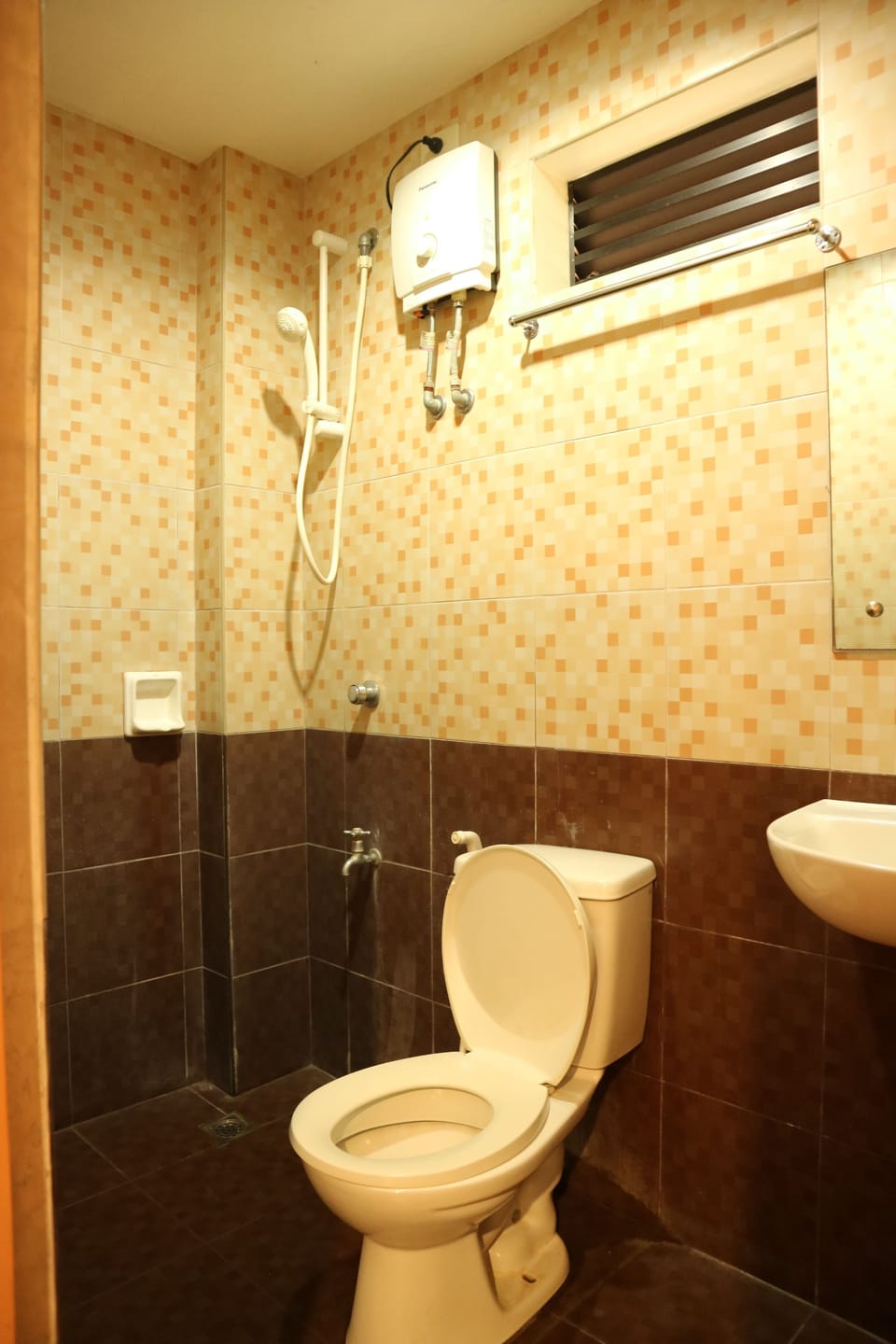 Deluxe Room | Bathroom | Shower, free toiletries, hair dryer, towels