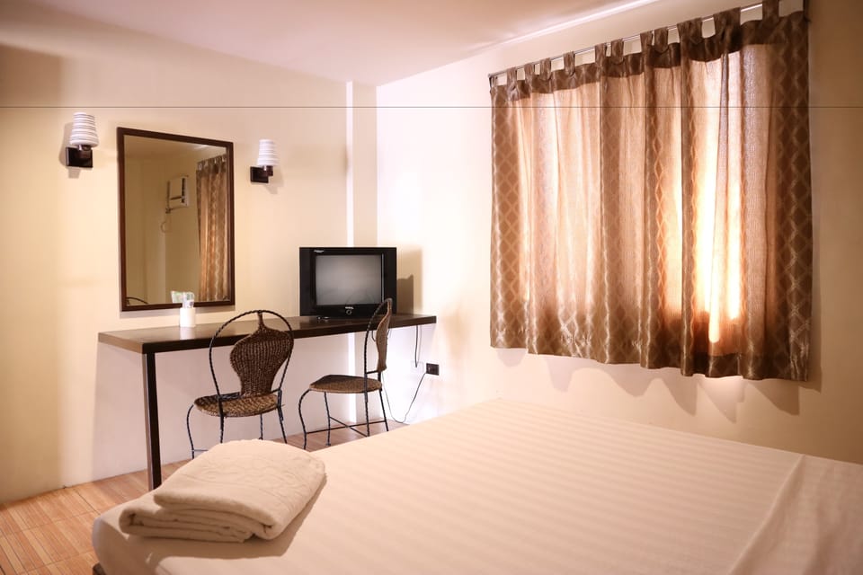 Deluxe Room | Desk, iron/ironing board, free WiFi