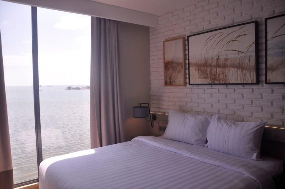Superior Double Room, 1 Queen Bed, Non Smoking, Sea View | Desk, WiFi (free), bed sheets
