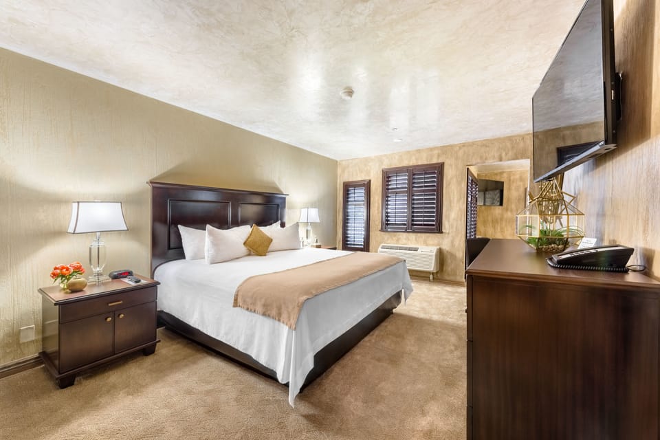 Suite, 1 King Bed, Balcony | Pillowtop beds, in-room safe, desk, laptop workspace