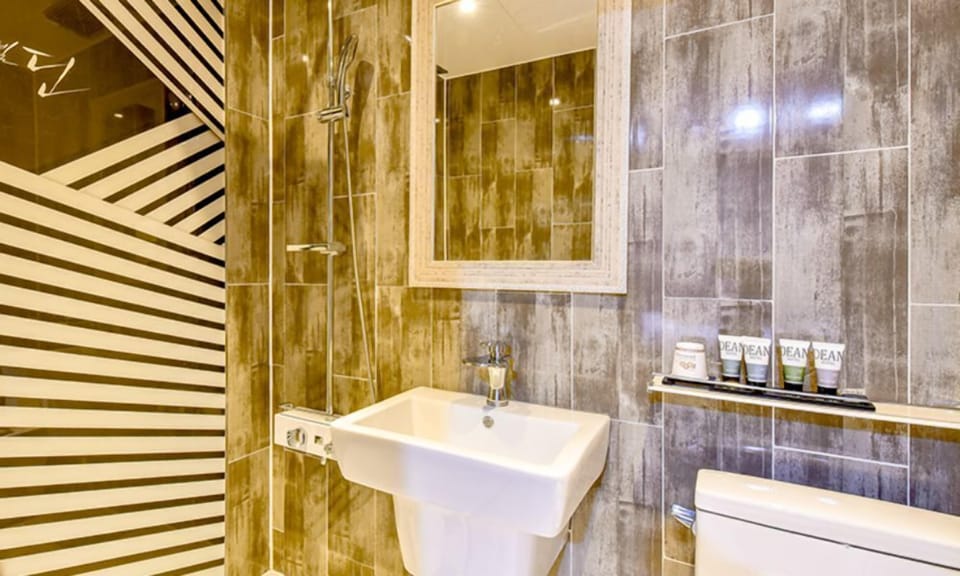 Deluxe Twin Room | Individually decorated, individually furnished, desk, laptop workspace