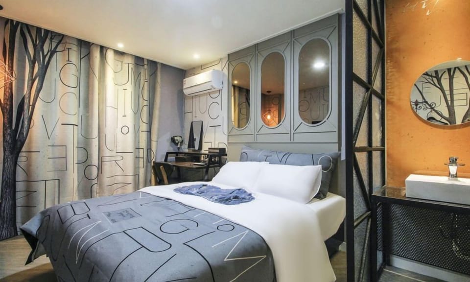 Deluxe Double Room | Individually decorated, individually furnished, desk, laptop workspace